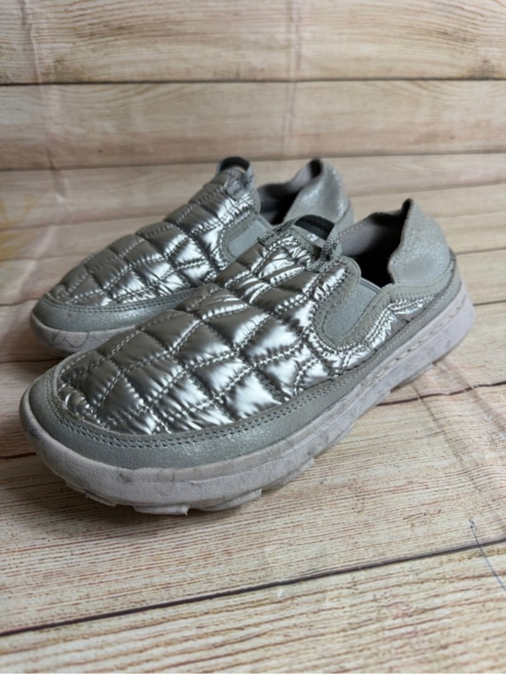 Merrell Hut Moc 2 slip-on moccasins silver quilted shoes. Size 7